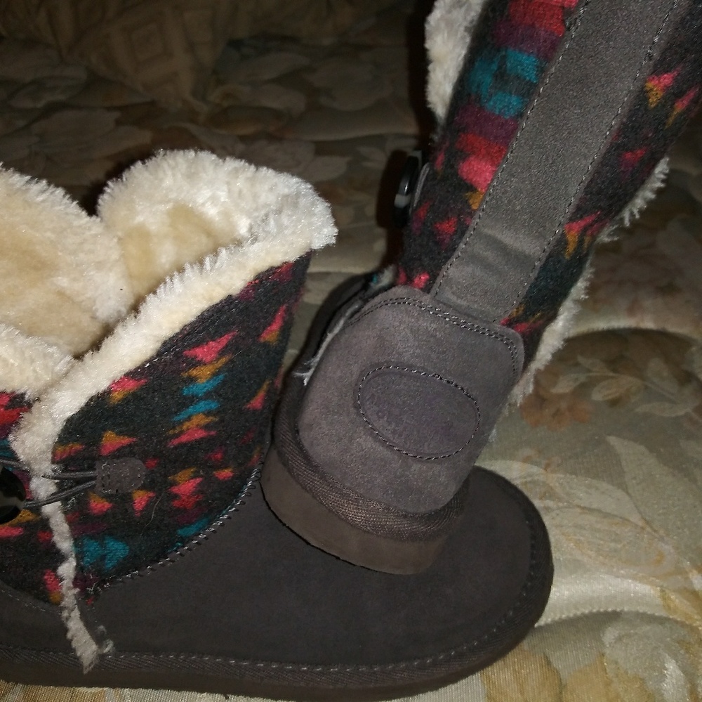 American Eagle womens size 7 grey/Aztec pront